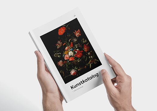 Hochwertiger Kunstkatalog mit stilvollem Cover-Design. Das Cover zeigt ein klassisches Stillleben mit Blumen auf schwarzem Hintergrund, kombiniert mit moderner, minimalistischer Typografie. Die klare, weiße Gestaltung verleiht dem Buch eine edle und zeitlose Optik. Zwei Hände halten den Katalog, was die hochwertige Haptik und Präsentation unterstreicht.