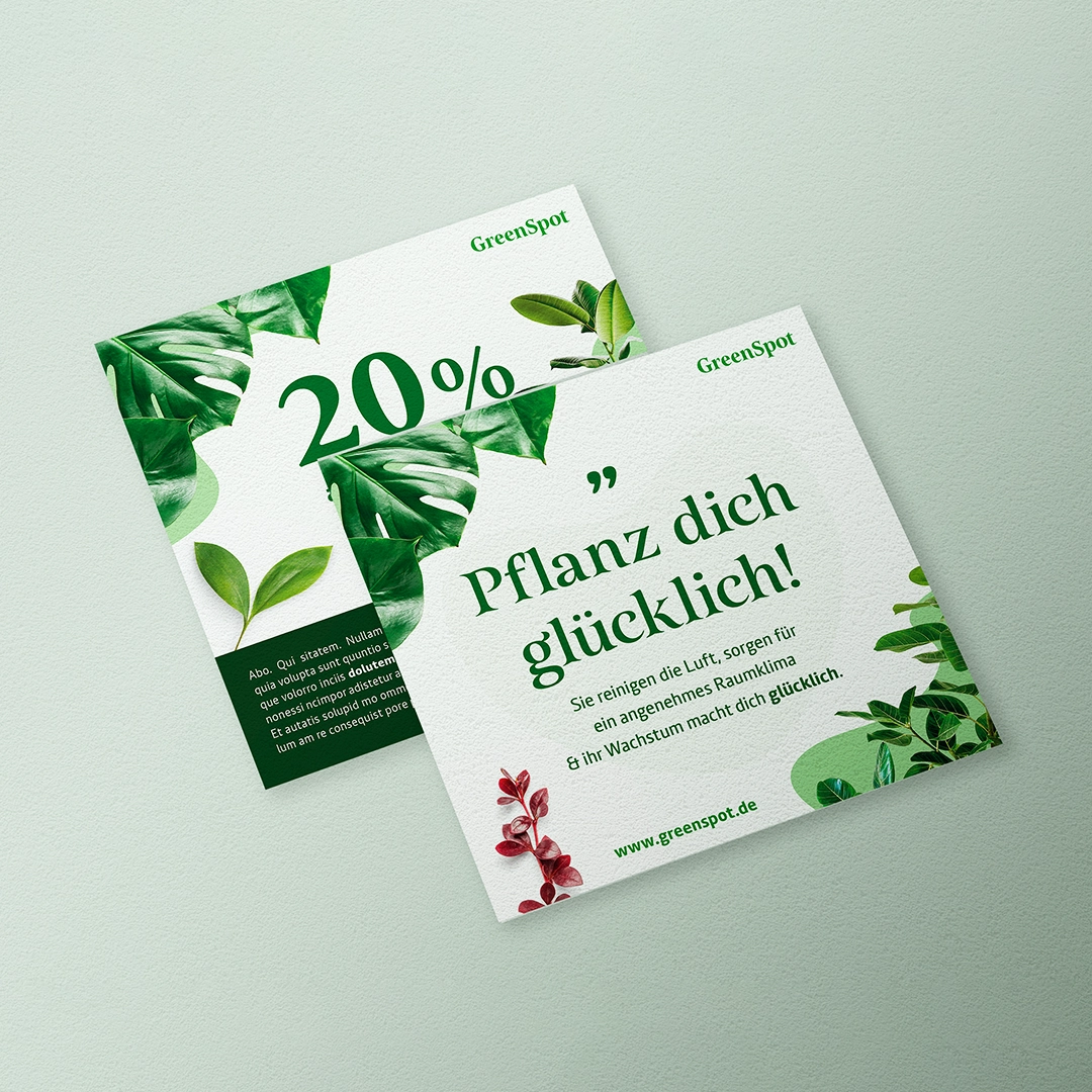 Flyer_Quadratisch Modernes Flyer-Design für GreenSpot mit nachhaltiger Ästhetik. Die Gestaltung nutzt natürliche Grüntöne und Blätter-Elemente, um das Thema Pflanzen und Wohlfühlklima zu betonen. Die Hauptbotschaft ‚Pflanz dich glücklich!‘ wird in einer eleganten Serifenschrift hervorgehoben, ergänzt durch ein dezentes Rabattangebot von 20 %. Das Layout ist klar, minimalistisch und auf ein umweltbewusstes Branding ausgerichtet.